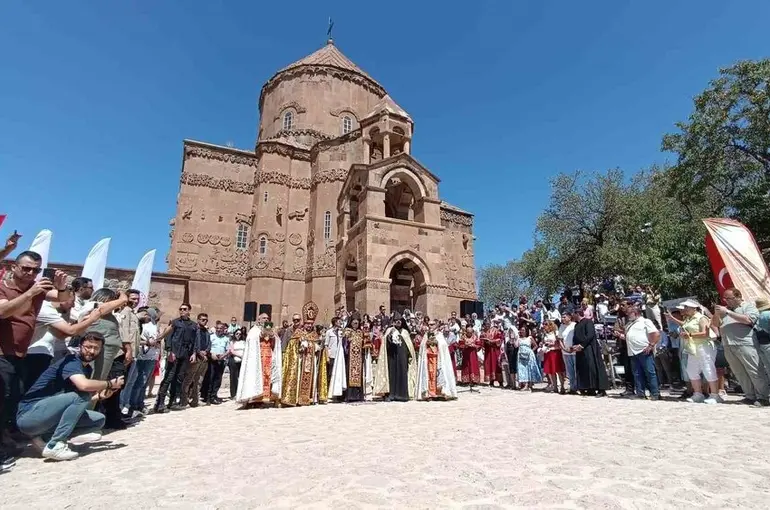 Ermeni ayini sona erdi
