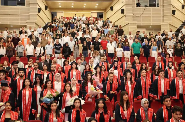 ERÜ Edebiyat Fakültesi’nde 450 öğrenci mezun oldu
