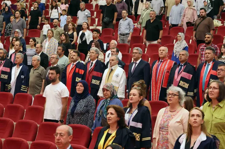 ERÜ’de lisansüstü mezuniyet sevinci yaşandı
