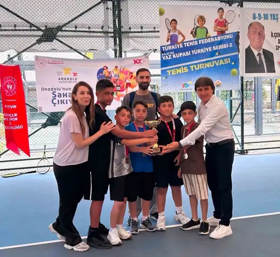 Erzincan Erkek Tenis Takımı ANALİG’de gümüş madalya kazandı
