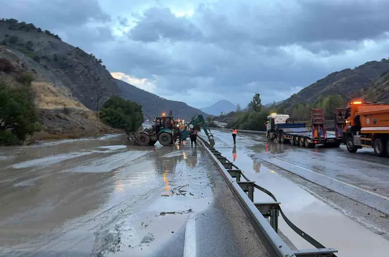 Erzincan-Erzurum kara yolu kontrollü olarak trafiğe açıldı
