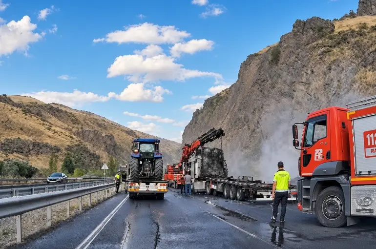 Erzincan-Erzurum kara yolunda hayvan yemi yüklü tır yandı
