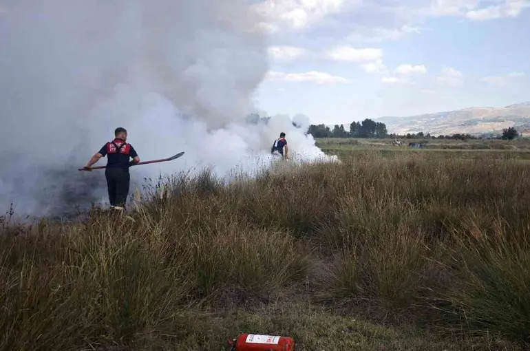Erzincan’da arazide çıkan yangın söndürüldü

