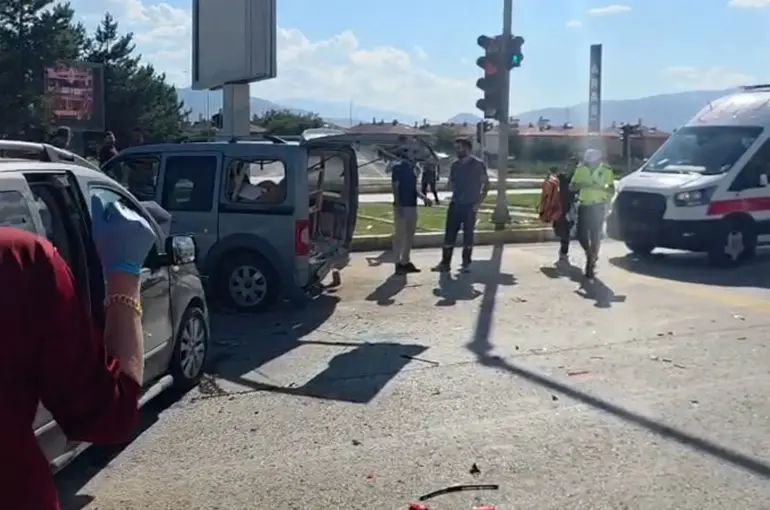 Erzincan’da iki otomobilin çarpıştığı kazada 4 kişi yaralandı
