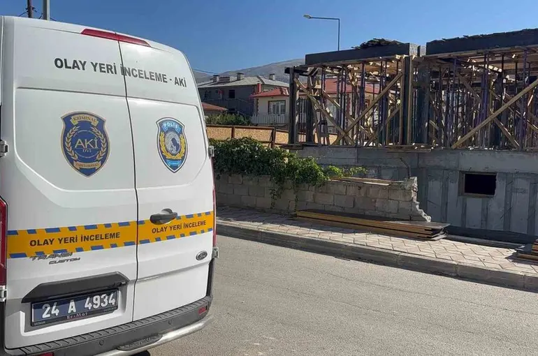 Erzincan’da inşaattan düşen işçi ağır yaralandı
