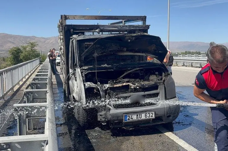 Erzincan’da seyir halindeki kamyon alev alev yandı
