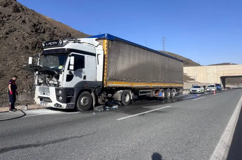 Erzincan’da seyir halindeki tırda çıkan yangın söndürüldü
