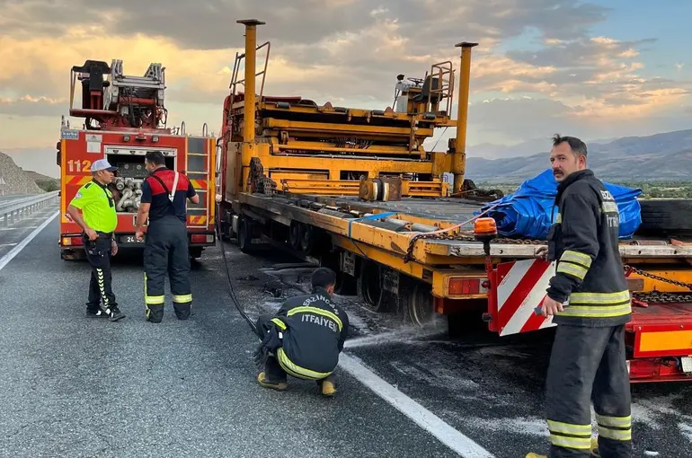 Erzincan’da seyir halindeki tırın dorsesi yandı
