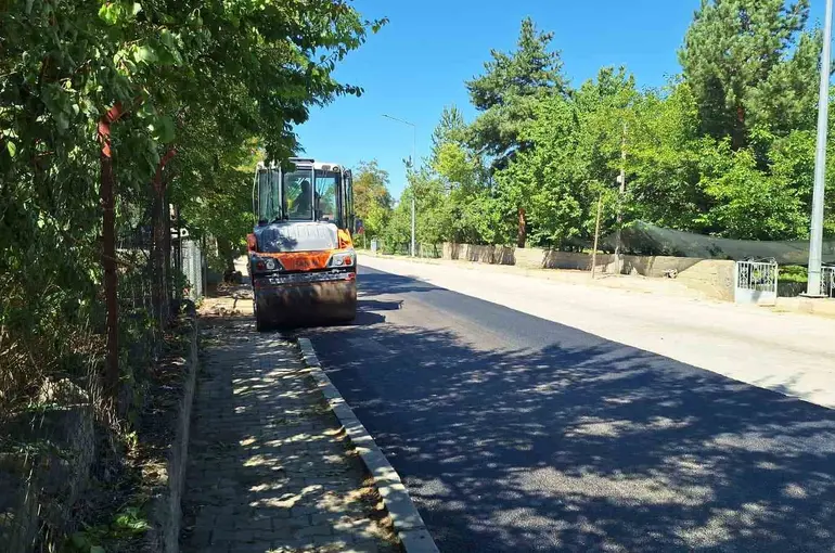 Erzincan’ın turizm beldesi Çağlayan’da asfaltlama çalışmaları sürüyor
