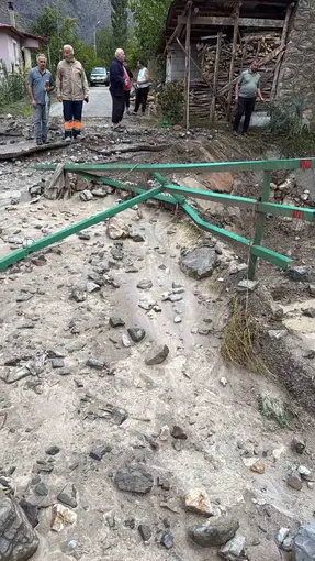 Erzurum Uzundere’de aşırı yağış sel getirdi
