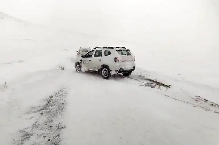 Erzurum’da kar ve tipi ulaşımı durma noktasına getirdi
