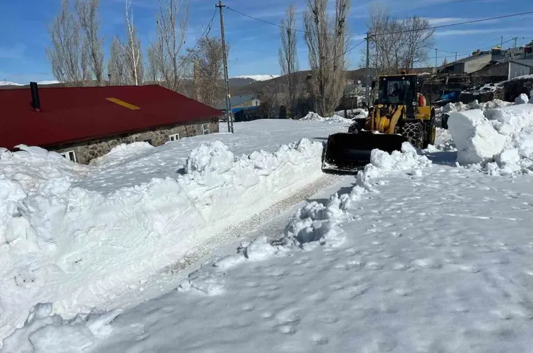 Erzurum’da karla mücadele devam ediyor
