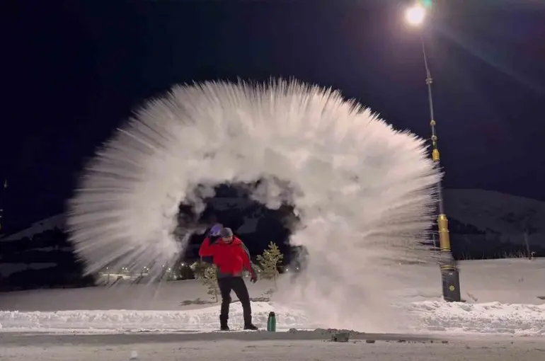 Erzurum’da kaynar su havada dondu
