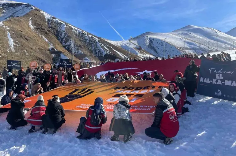 Erzurum’da "Şiddete karşı tek yürek" yürüyüşü düzenlendi
