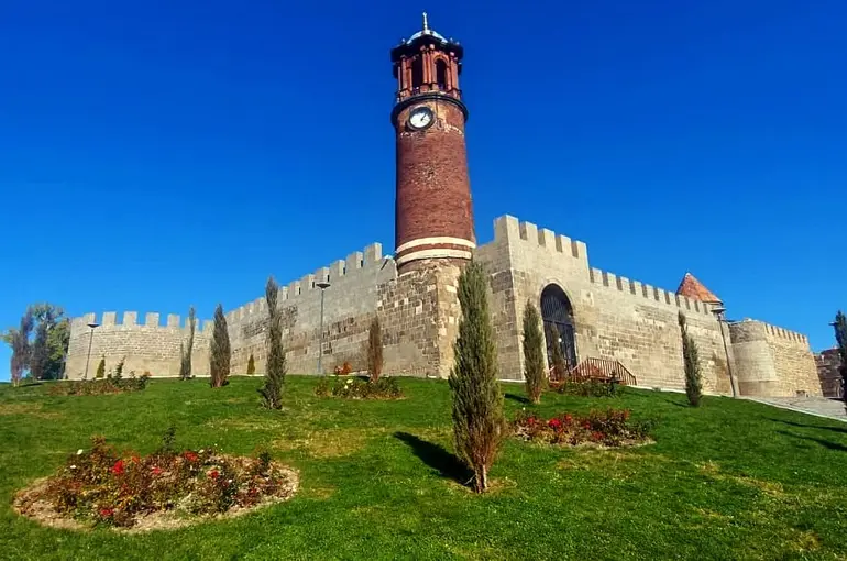Erzurum’da tarihi Saat Kulesi geçici ziyarete kapatılıyor
