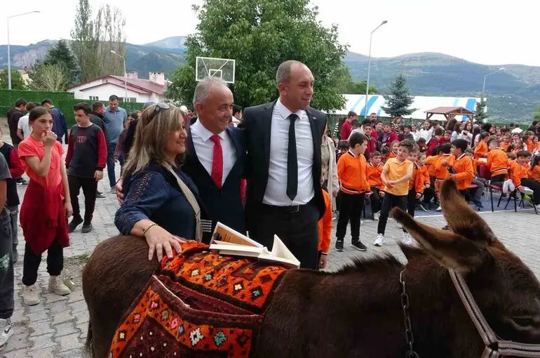 ’Eşekli Dostoyevski’ ilkokul öğrencilerini kitapla buluşturdu
