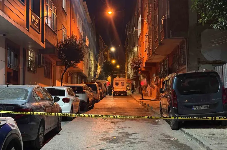 Esenler’de bir evde bulunan kişiler arasında kavgada silahlar konuştu: 3 ağır yaralı
