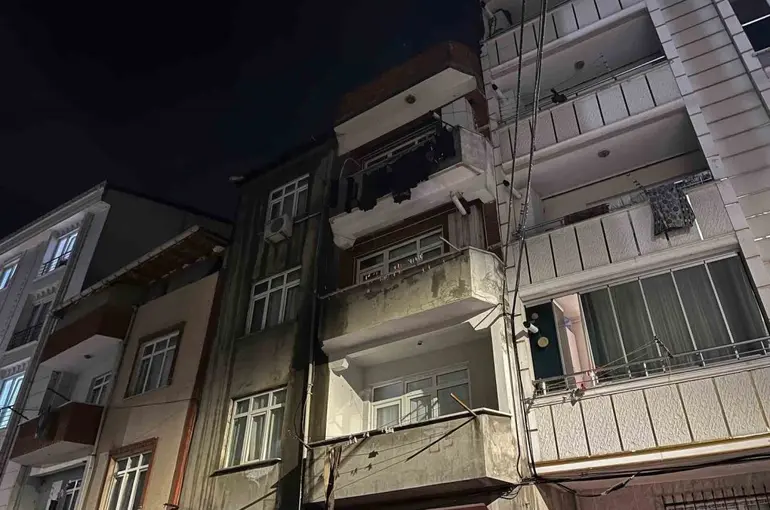 Esenyurt’ta 3 katlı binanın çatısı alev alev yandı
