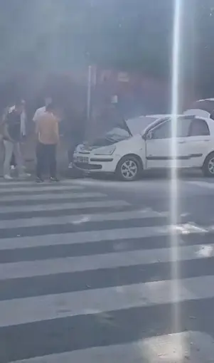 Esenyurt’ta okul önünde park halinde olan araç yandı
