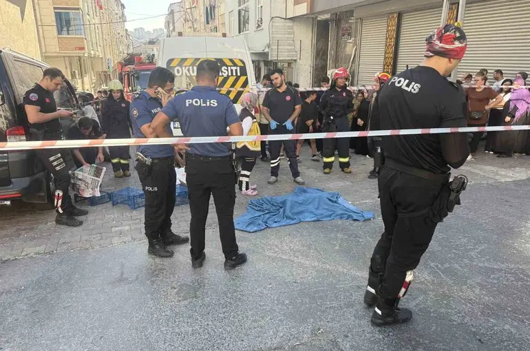 Esenyurt’ta servis minibüsü anne-oğula çarptı: 1 yaşındaki çocuk öldü
