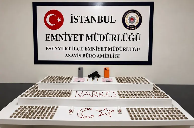 Esenyurt’ta şüpheli araçtan uyuşturucu çıktı: 2 gözaltı
