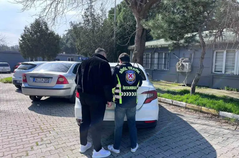 Esenyurt’ta yol verme tartışmasında araçtan inen sürücü ve yolcuya para cezası
