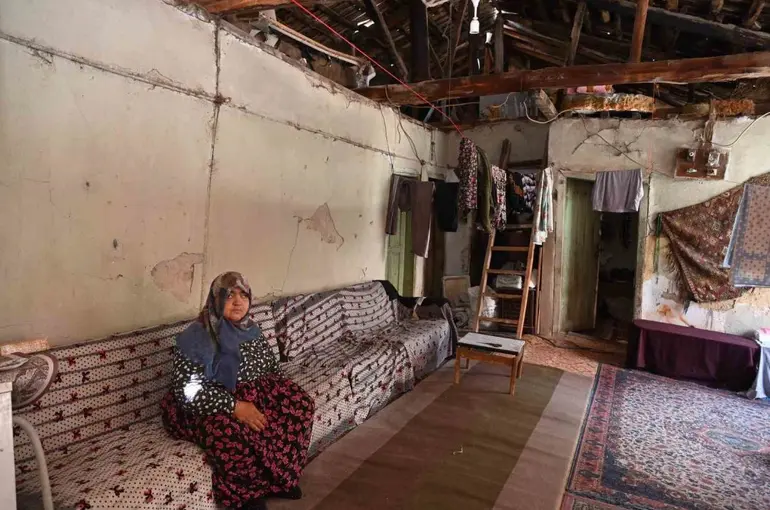 Eşini kaybetti, evini de kaybetmek üzereyken Isparta Belediyesi devreye girdi
