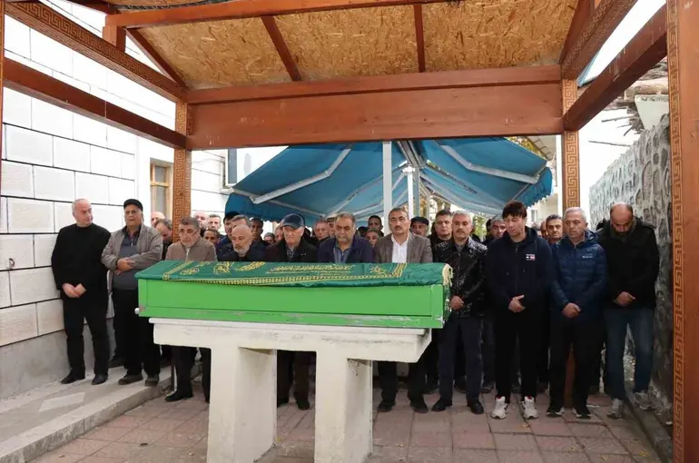 Eski belediye başkanı dualarla uğurlandı
