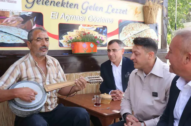 Eski futbolcu, AK Parti MKYK Üyesi Mesut Özil, Sakarya’da vatandaşlarla bir araya geldi
