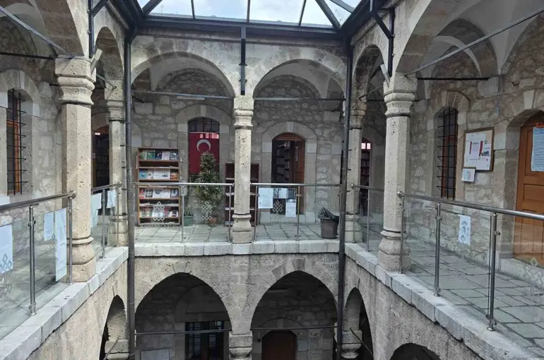 Eskiden cezaeviydi şimdi ise 36 bin kitaplık bir bilgi yuvası

