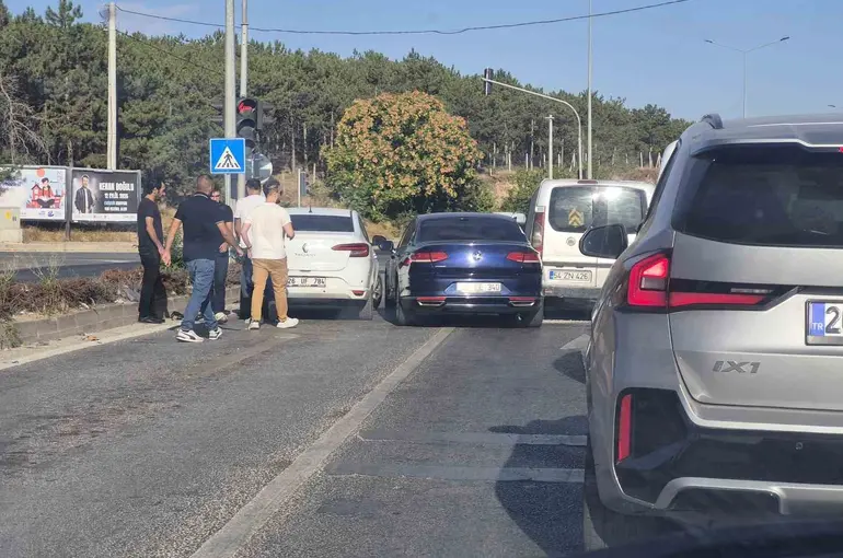 Eskişehir’de 3 aracın karıştığı kazada hasar oluştu
