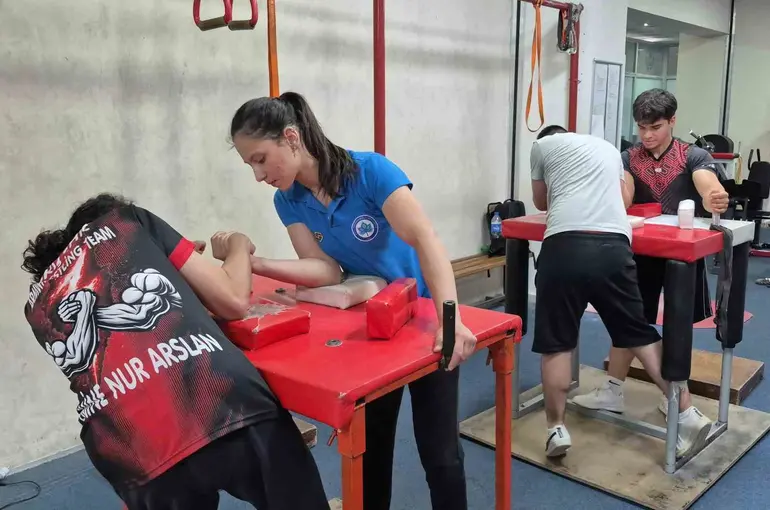 Eskişehir’de Gaziler Günü dolayısıyla bilek güreşi turnuvası yapıldı
