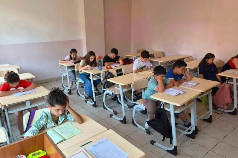 Eskişehir’de gençler yaz okulunda hem eğleniyor hem öğreniyor
