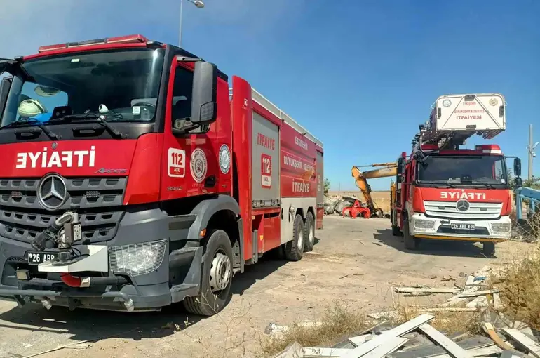 Eskişehir’de geri dönüşüm tesisinde çıkan yangın söndürüldü

