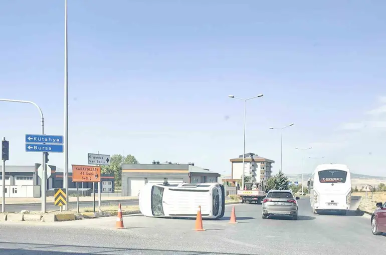 Eskişehir’de hafif ticari araç devrildi: 5 yaralı
