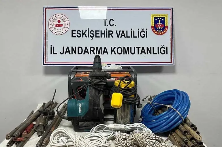 Eskişehir’de kaçak kazı yapan 5 şüpheli suçüstü yakalandı
