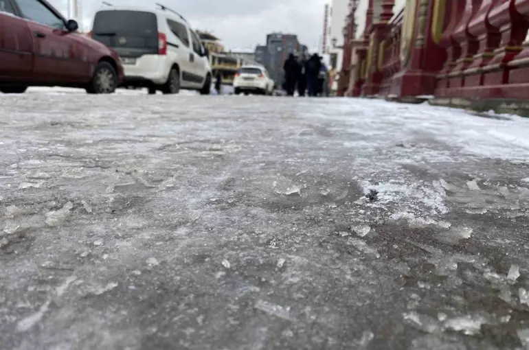 Eskişehir’de kaldırımlar buz pistine döndü
