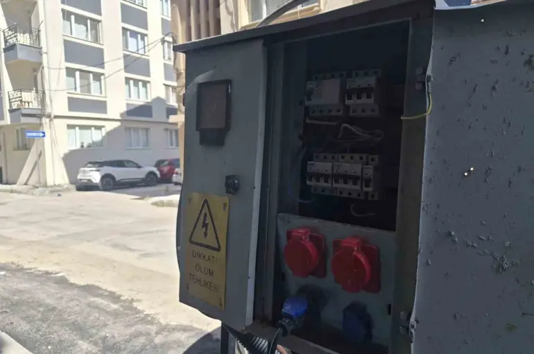 Eskişehir’de kapağı açık bırakılan elektrik panosu korkutuyor
