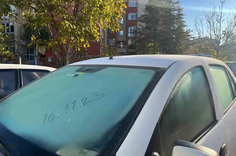 Eskişehir’de kırağı araç camlarını kapladı
