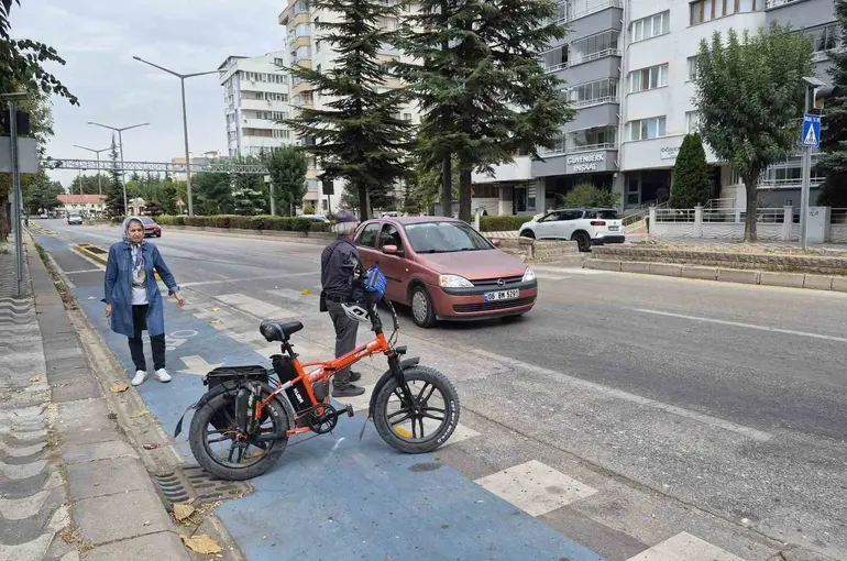 Eskişehir’de otomobilin çarptığı bisiklet sürücüsü yaralandı
