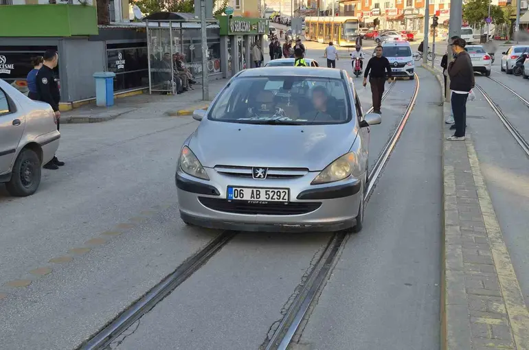 Eskişehir’de otomobilin çarptığı yaşlı kadın yaralandı
