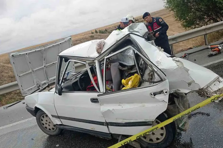 Eskişehir’de tır otomobile arkadan çarptı: 2 ölü
