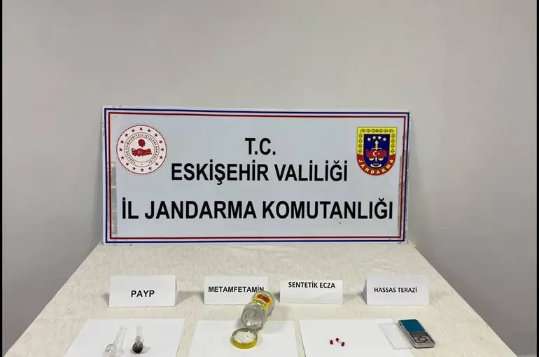 Eskişehir’de uyuşturucu ticareti yapan firari zanlı yakalandı
