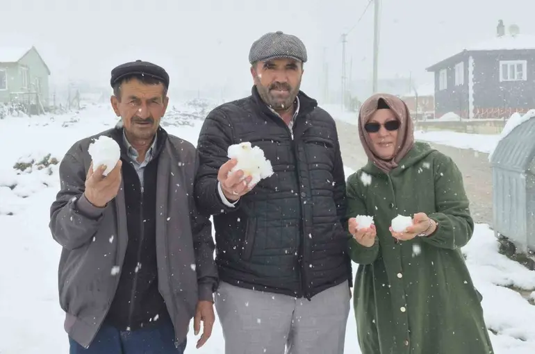Eskişehir’in yüksek kesimdeki mahallesi kışa geri döndü
