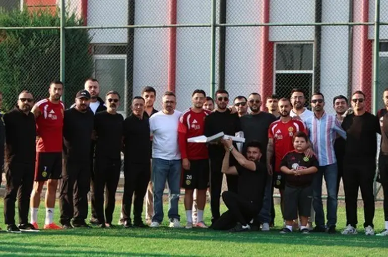 Eskişehirspor Taraftarlar Birliği’nden takıma ve teknik ekibe ziyaret
