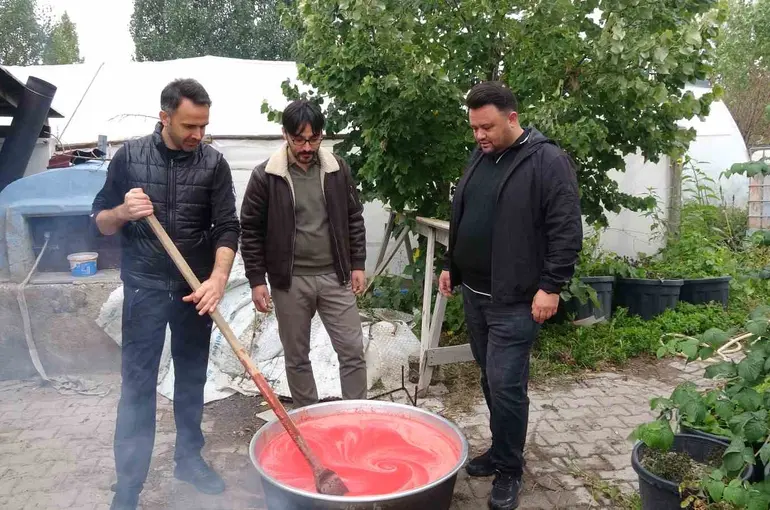 Eşlerine yardımcı olmak isteyen üç erkek arkadaş birlikte salça kaynattı
