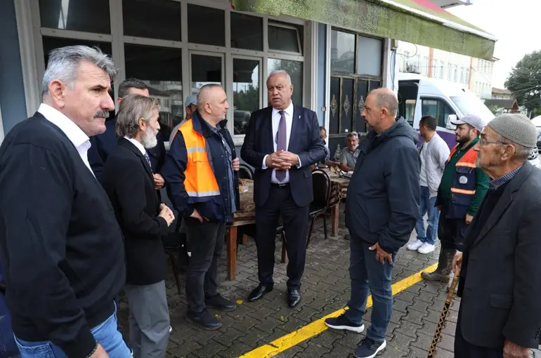 Esnaf odası temsilcileri selin vurduğu Darıçayırı’nda esnafın taleplerini dinledi
