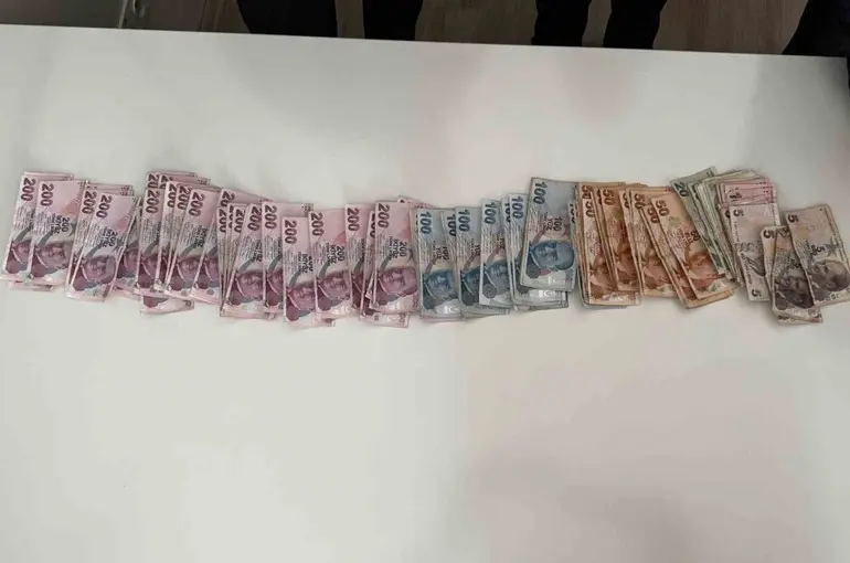 Esnaftan para toplayan dilencinin üzerinden 9 bin TL çıktı
