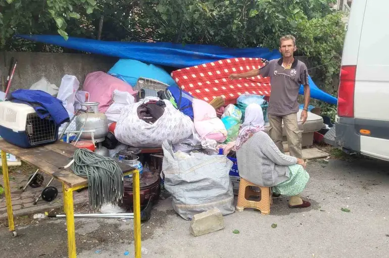 Ev sahibiyle anlaşamadıkları için eşyalarını otoparka taşıyan aile yeni eve yerleştirildi
