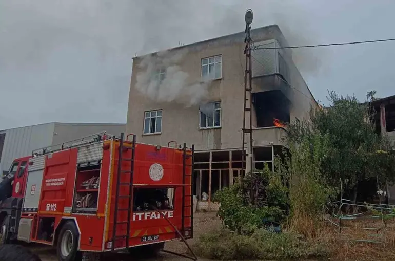 Ev yangınında mahsur kalan kadın kurtarıldı
